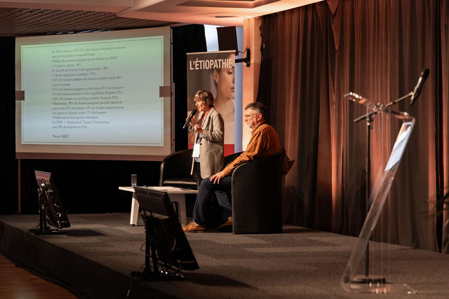 Présentation en binôme sur scène lors d'une conférence médicale