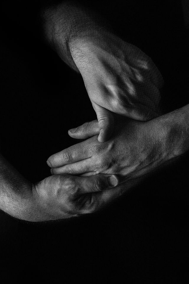 Photo artistique en noir et blanc de mains entrelacées