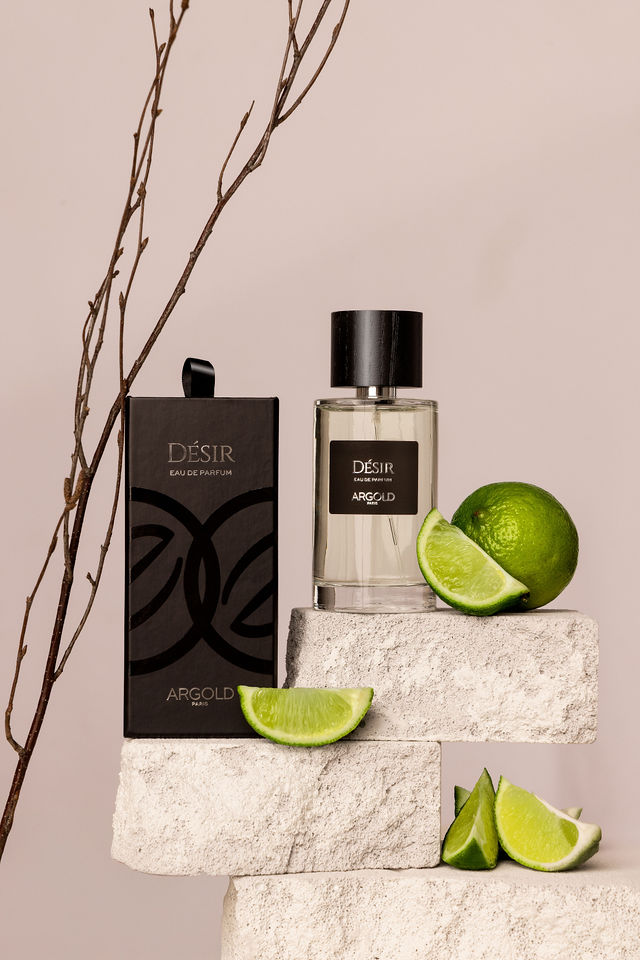 Parfum Désir Argold avec boîte noire et quartiers de citron vert