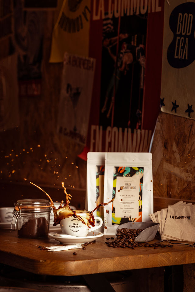 Tasse de café avec éclaboussure en plein mouvement, mise en scène chez Fika Roasters