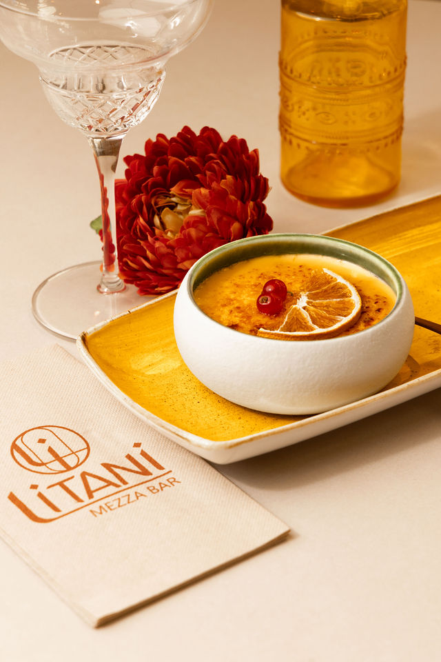 Crème brûlée décorée d’orange séchée et groseille au restaurant Litani, stylisme élégant