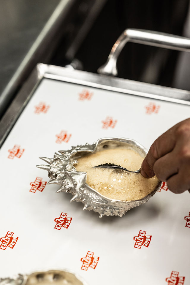 Émulsion dressée dans une carapace stylisée, cuisine gastronomique créative