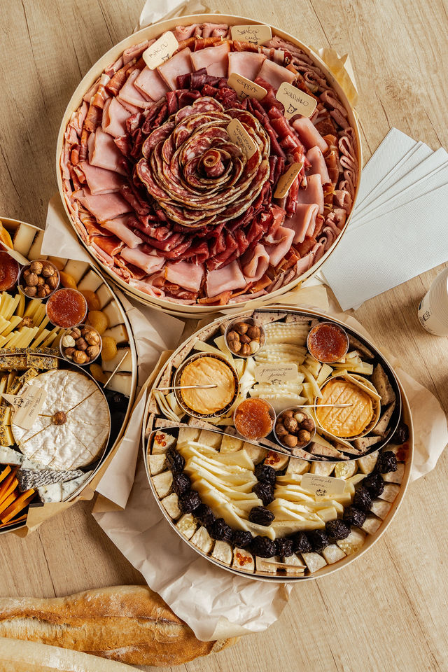 Plateaux de charcuterie et de fromages artisanaux vus du dessus, présentation soignée