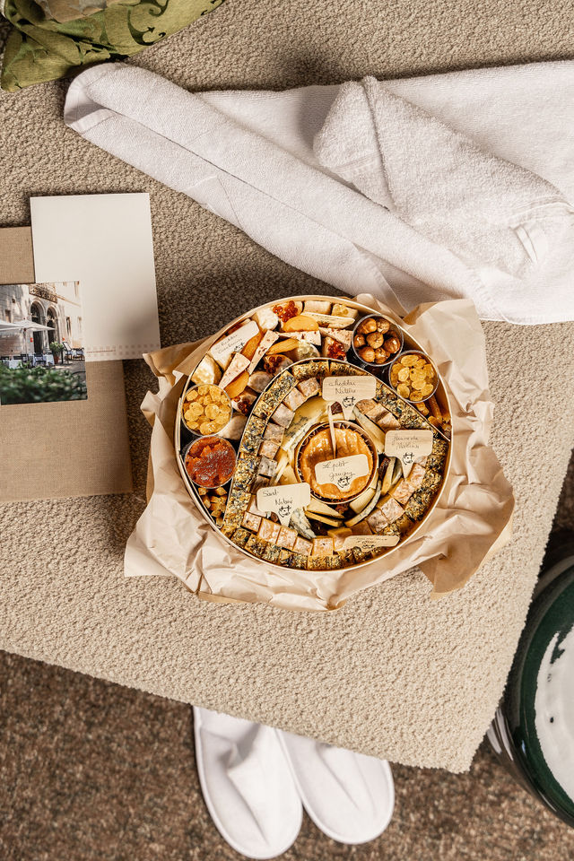 Plateau de fromages variés photographié dans un univers spa et détente