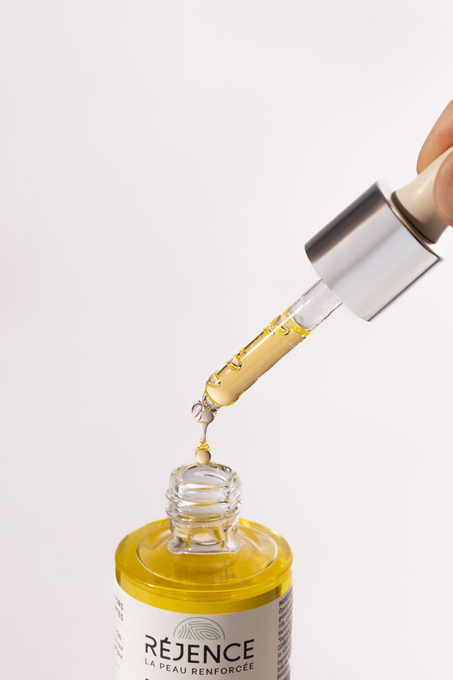 Pipette de sérum cosmétique avec goutte en suspension