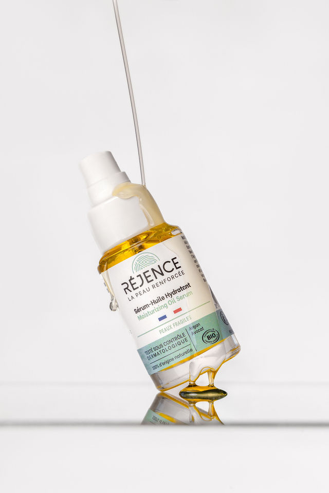Sérum hydratant Réjence posé en équilibre avec goutte suspendue