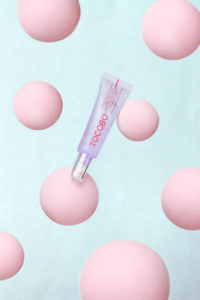 Gloss à lèvres Tocobo violet en suspension sur fond pastel