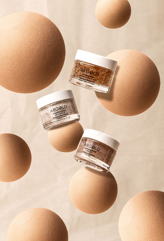 Trois masques exfoliants Argold en suspension sur fond beige