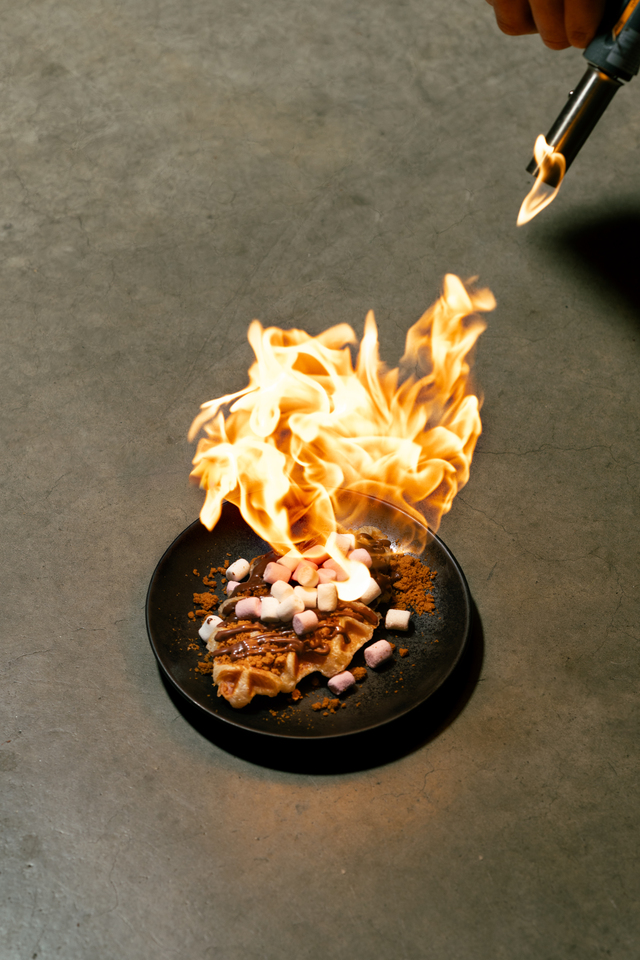 Photographie culinaire dessert flambé gaufre lyonnaise Wallet photographie